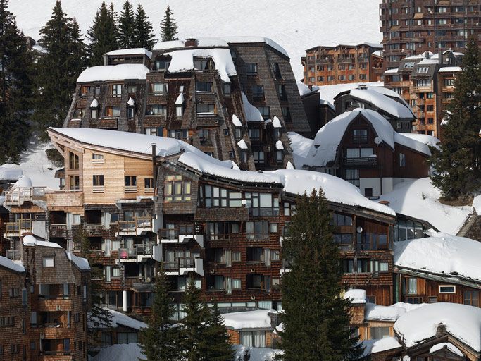 Hôtel de voyageurs, actuellement immeubles, et galerie marchande les Hauts-Forts