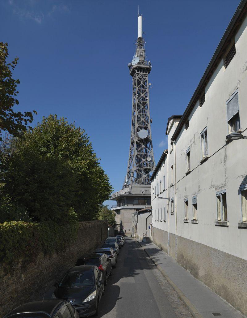 Tour observatoire métallique dite « Tour Paufique » actuellement tour-relais radio et TV