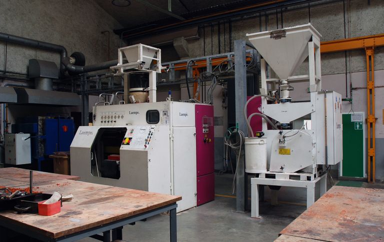 Quatre machines à fondre : deux fours à aluminium, un four de fonte, et un four de cire perdue ; quatre machines à modifier la malléabilité : une sablerie pour sable noir et trois malaxeurs de sable ; une machine à modeler : noyauteuse