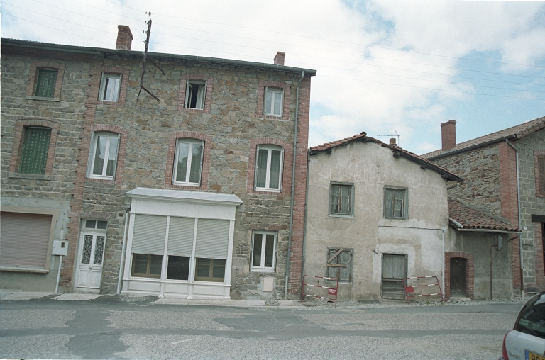 Les maisons, magasins de commerce et immeubles de la commune de Sail-sous-Couzan