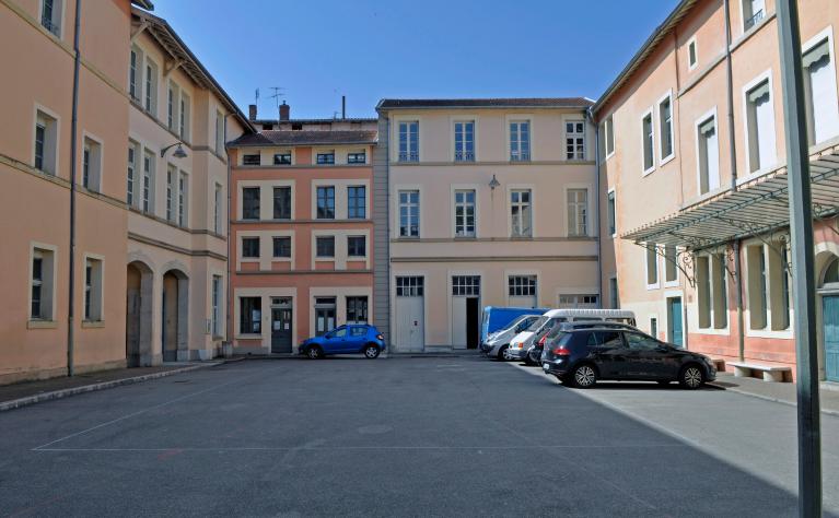 Collège de jésuites, puis institut national, école centrale supplémentaire, école communale secondaire, collège communal et école pratique de commerce et d'industrie, lycée, actuellement collège François-Ponsard