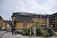 Hôpital du Saint-Sépulcre puis Hôpital général puis Manufacture royale de Coton puis caserne Balleydier puis école de jeunes filles puis collège moderne de jeunes filles d’Annecy, actuellement bâtiment de l’internat du lycée Gabriel Fauré