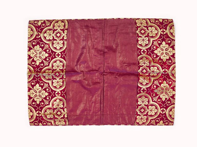 ensemble de 8 chapes, 14 chasubles, 16 dalmatiques et les accessoires : ornement rouge n°4