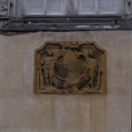 Haut-relief : armoiries de la chanoinesse de Gayardon de Fenoÿl