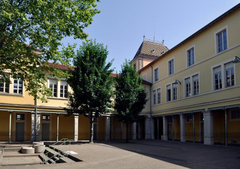 Collège de jésuites, puis institut national, école centrale supplémentaire, école communale secondaire, collège communal et école pratique de commerce et d'industrie, lycée, actuellement collège François-Ponsard