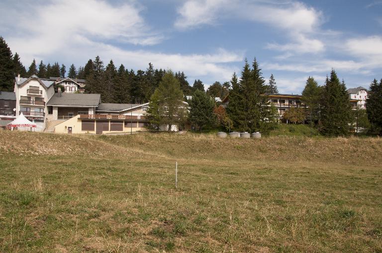 Gare d'arrivée du chemin de fer à crémaillère du Revard, puis supérette La Crémaillère, actuellement colonie de vacances de la ville de Pantin dit Centre La Crémaillère