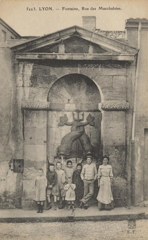 Fontaine des Deux Dauphins