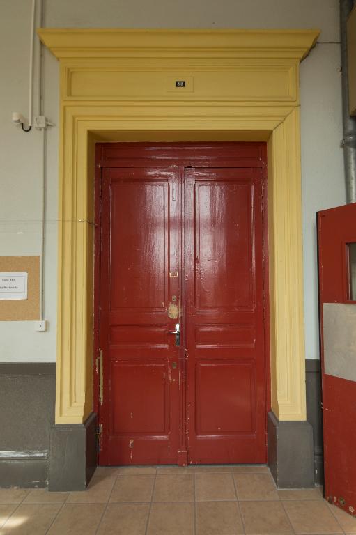 Manoir de Chènevoux, puis collège de jésuites, puis école centrale, puis lycée de garçons, actuellement lycée d'enseignement secondaire Jean-Puy