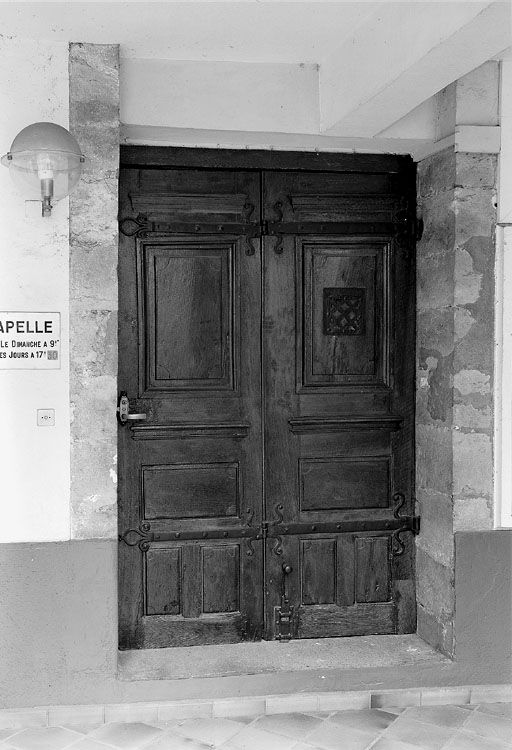 Vantail, tympan de menuiserie (dormant) du portail du cloître