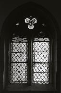 Verrière : colombe du Saint-Esprit (baie 10), grisaille décorative