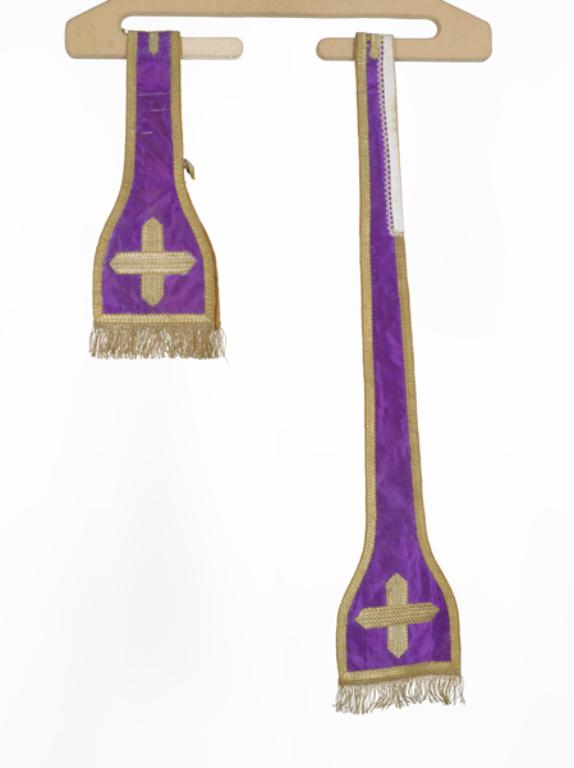 chasuble, étole, manipule : ornement violet