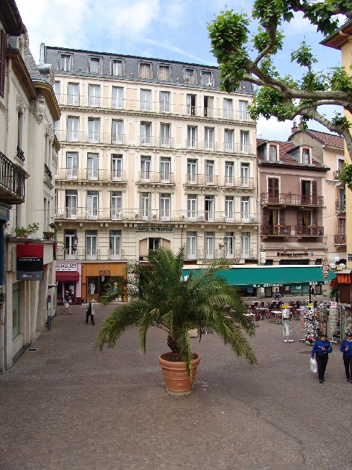 Hôtel de voyageurs, Hôtel de la Galerie, puis Grand Hôtel de la Galerie, puis Métropole Hôtel, actuellement Hôtel Métropole