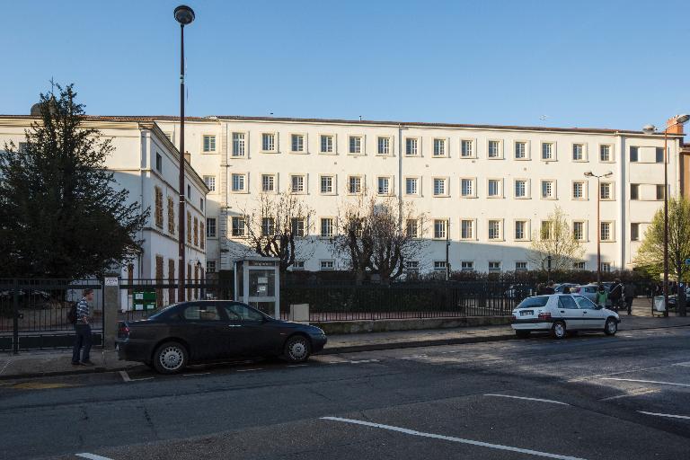 Manoir de Chènevoux, puis collège de jésuites, puis école centrale, puis lycée de garçons, actuellement lycée d'enseignement secondaire Jean-Puy