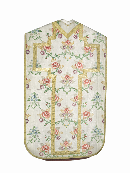 ensemble d'une chasuble, deux dalmatiques (non étudiées), une étole, trois manipules : ornement blanc