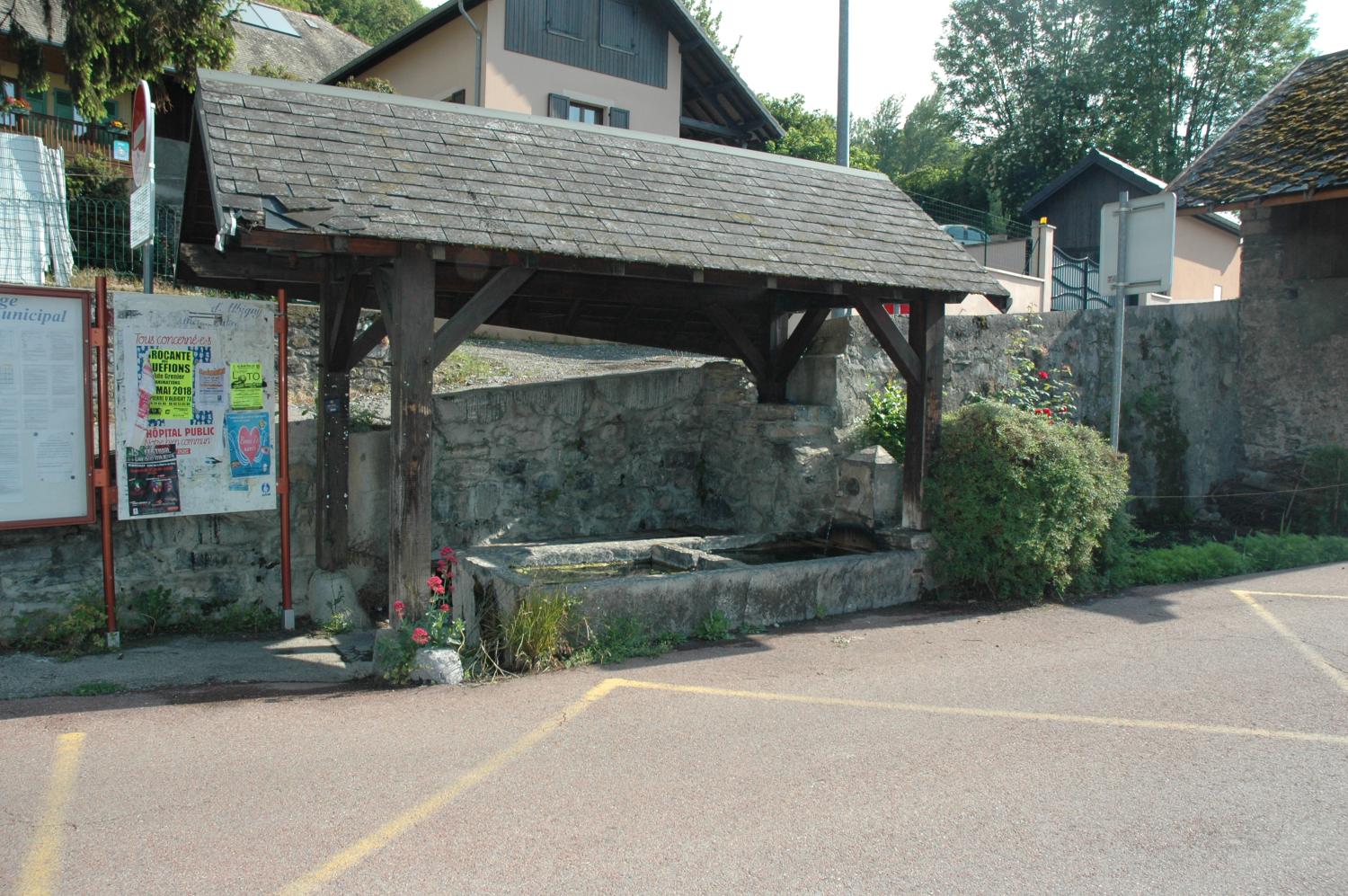 Bassin (fontaine, abreuvoir) couvert