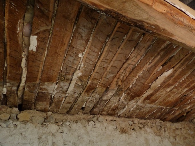 Charpente à pannes, et quartons sur lesquels sont maçonnées les tuiles. Ferme au quartier de Bigonnet.