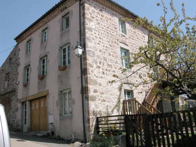 Maison, café puis école, actuellement maison