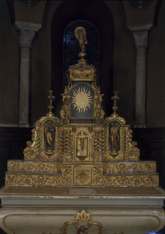 Ensemble du maître-autel, gradins, tabernacle à ailes et dais d'exposition