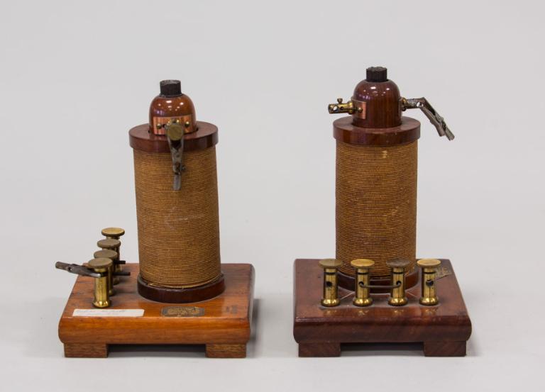 Instrument de démonstration en électrodynamique : bobine de Faraday