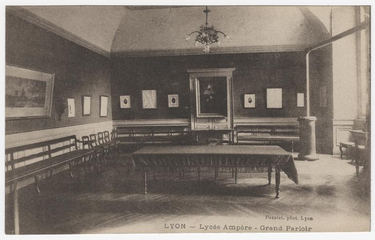 Collège de jésuites puis d'oratoriens, dit Collège de la Trinité ou Grand Collège, actuellement lycée Ampère