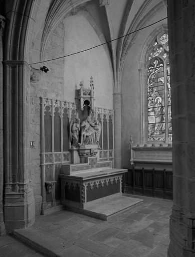 Ensemble du décor de la chapelle d'Eustache de Lévis, actuellement chapelle des morts (chapelle 1) : clefs de voûte, culot