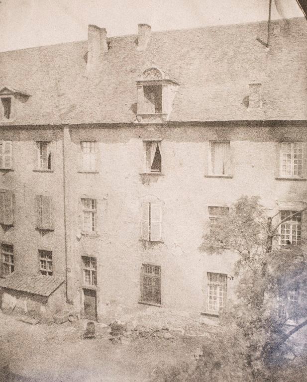 Manoir de Chènevoux, puis collège de jésuites, puis école centrale, puis lycée de garçons, actuellement lycée d'enseignement secondaire Jean-Puy