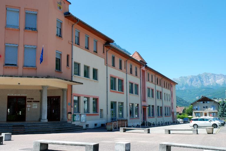 Groupe scolaire de Montroux, puis Cité technique, actuellement lycée d'enseignement général, technologique et professionnel René-Perrin