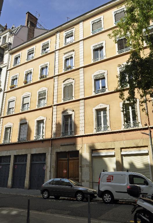 Immeuble, remises et logement sur cour