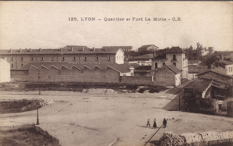 Verrerie Fourel et Bayle puis J. Bayle et Cie puis Usine de ferblanterie Talagrand L. puis Usine de produits photographiques et cinématographiques Konely actuellement restaurant Victoria Hall