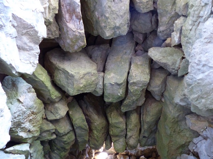 Arcs clavées de la porte d'une cabane, quartier de Massugeaye.