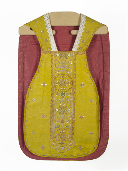 ornement doré : chasuble, étole, manipule, voile de calice, bourse de corporal, pale