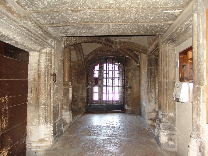 Château fort, puis château, actuellement hôtel de ville