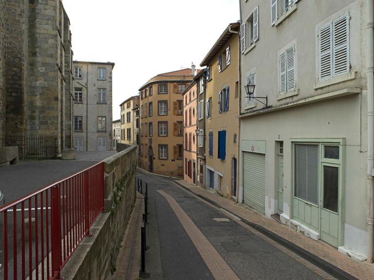 La rue du Palais, en contrebas de la place occupée autrefois par le cimetière.