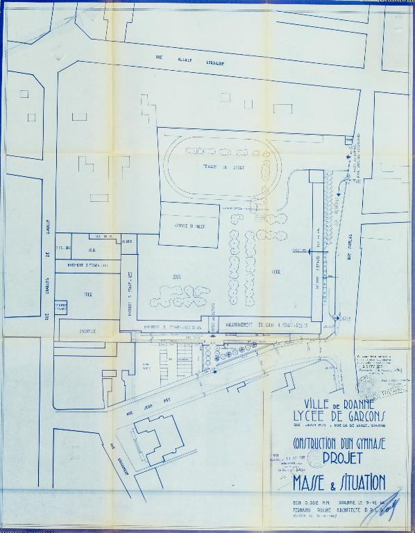 Manoir de Chènevoux, puis collège de jésuites, puis école centrale, puis lycée de garçons, actuellement lycée d'enseignement secondaire Jean-Puy