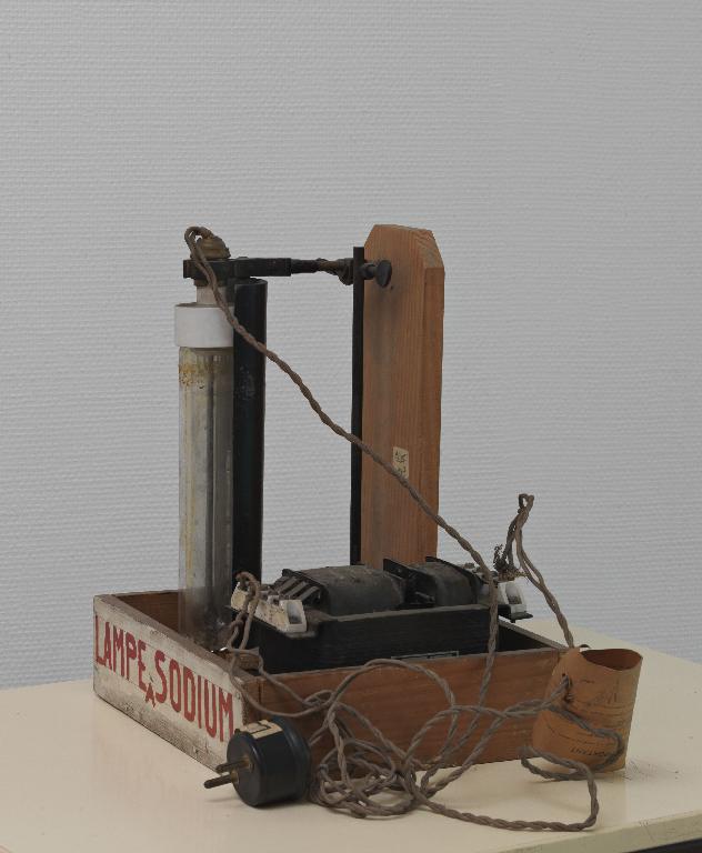 instrument de démonstration de phénomènes physiques : lampe à sodium