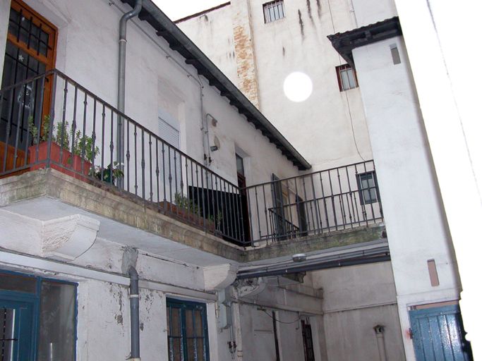 Immeuble sur cour