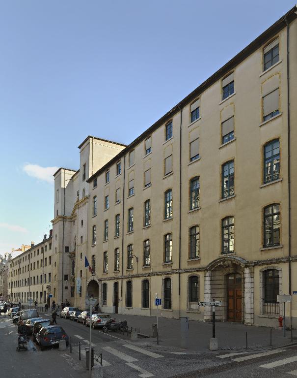 Collège de jésuites puis d'oratoriens, dit Collège de la Trinité ou Grand Collège, actuellement lycée Ampère