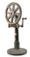 Instrument de démonstration en mécanique - treuil avec vis sans fin - modèle de transmission par engrenages