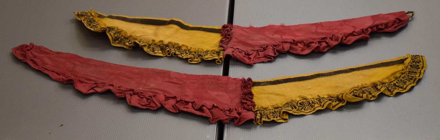 Embrasse de rideau n°2 d'un ensemble de deux embrasses de rideau réversibles, rouge et jaune