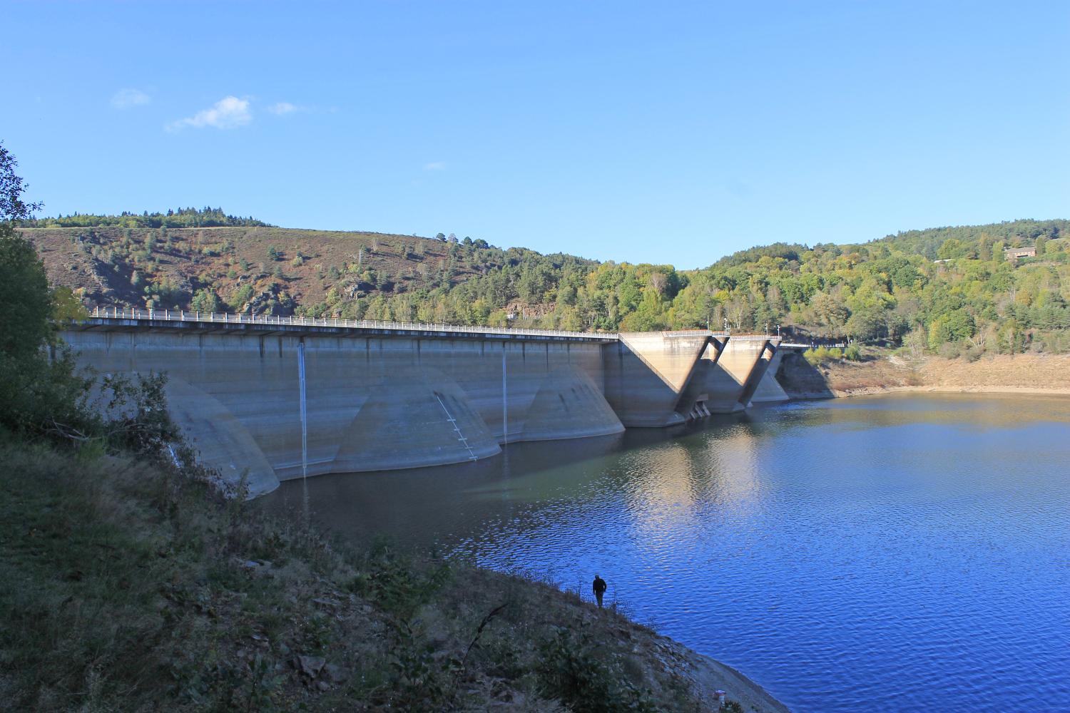 Le barrage de Grandval à Neuvéglise-sur-Truyère et Fridefont.