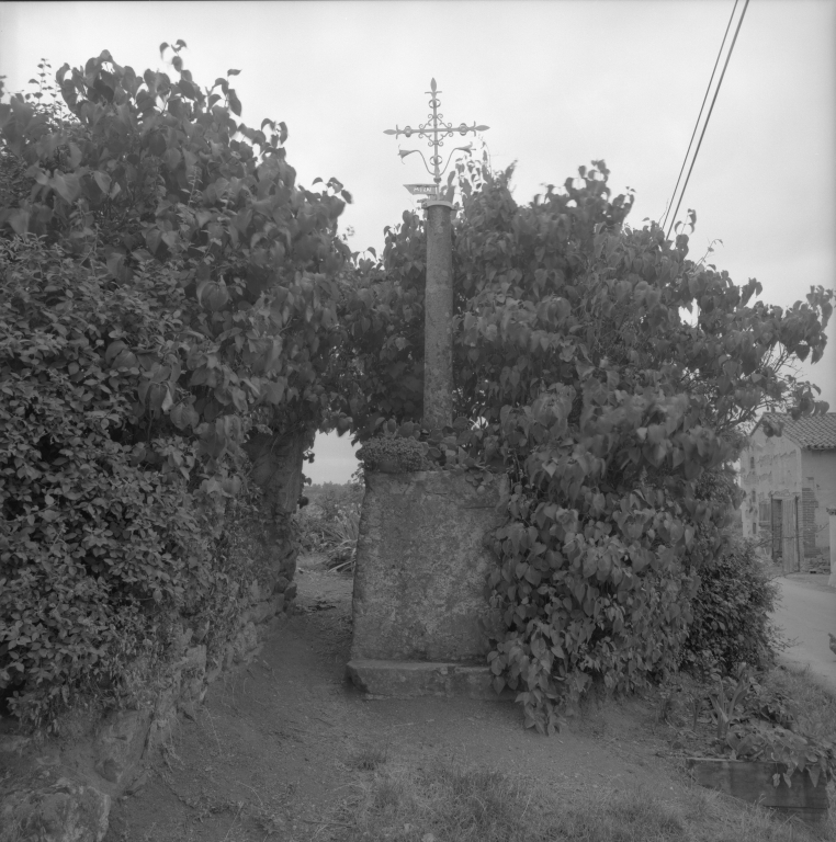 Croix de chemin dite la Croix Blanche