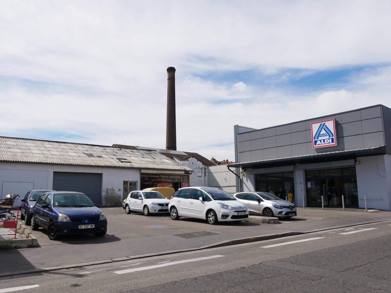 Ancienne usine de teinture « Corron et Bunand » puis T. A. L. (teinture et apprêts de Lyon) actuellement supermarchés