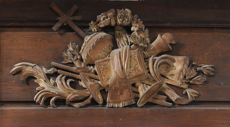 Haut-relief (dessus-de-porte) : Les instruments du sacerdoce