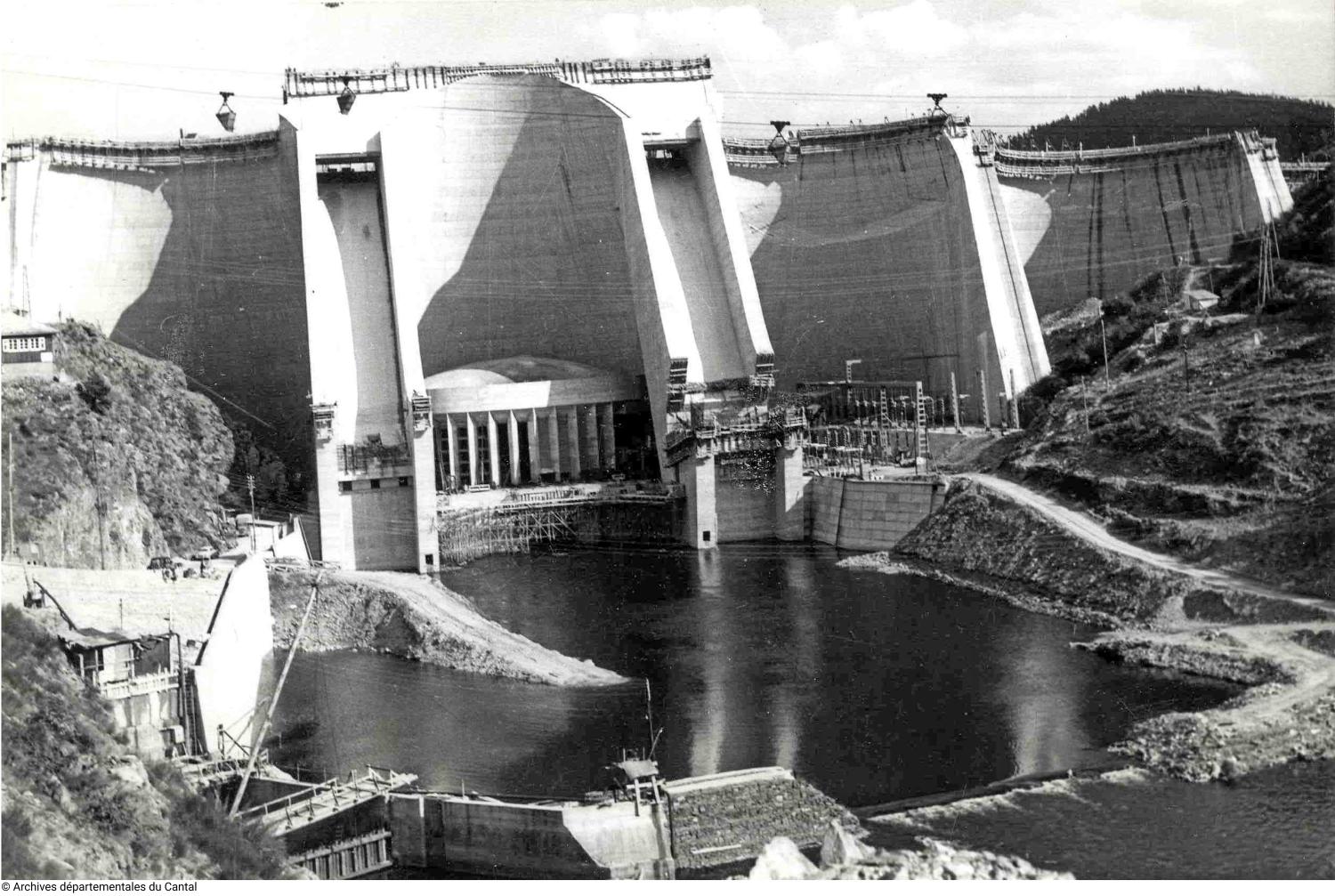 Le barrage de Grandval à Neuvéglise-sur-Truyère et Fridefont.