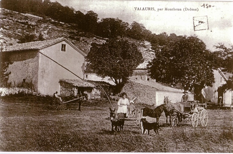 La ferme de Valaury-de-Barret, dans les années 1900. Vue prise du sud-est (carte postale, 1er quart 20e siècle).