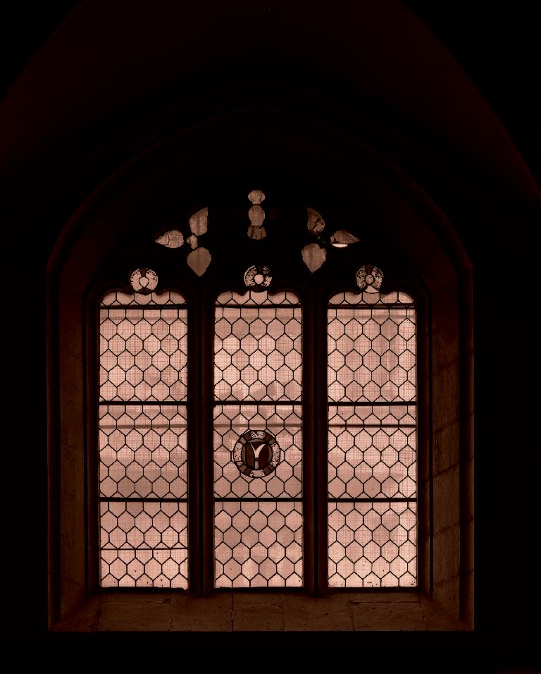 Ensemble de 3 verrières : armoiries de Jacques de Menthon-Lornay, armoiries de la Corporation des cordonniers, armoiries de François Richard d' Alby et de sa femme (baies 7, 9, 11), verrière héraldique