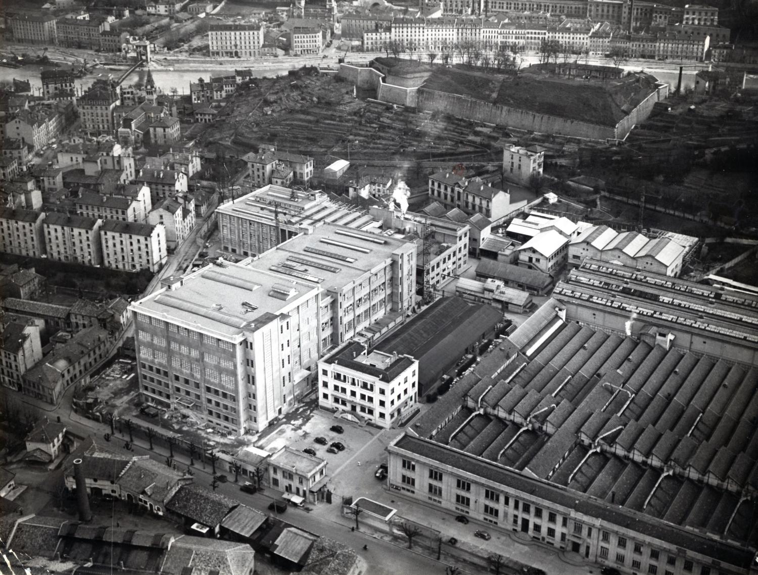 Vue aérienne de l'usine Rhodiaceta de Vaise 1970 (BML)