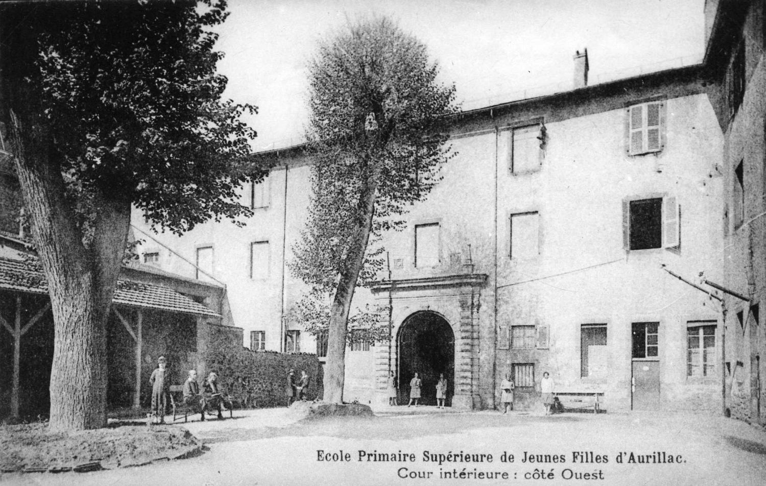 Collège de jésuites d'Aurillac, puis collège communal, lycée de garçons, école primaire supérieure de jeunes filles, collège moderne et technique de jeunes filles, actuellement collège Jeanne-de-La-Treilhe