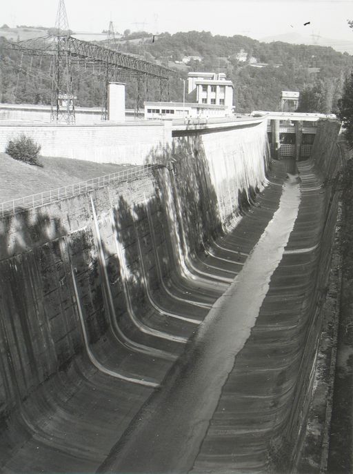 Passerelle sur l'évacuateur du barrage de Génissiat