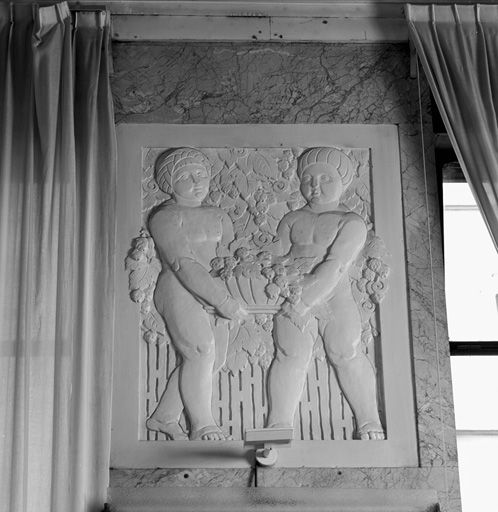 Ensemble de onze bas-reliefs : Les Vendanges et la récolte du houblon